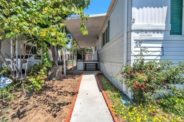 a view of a pathway with house