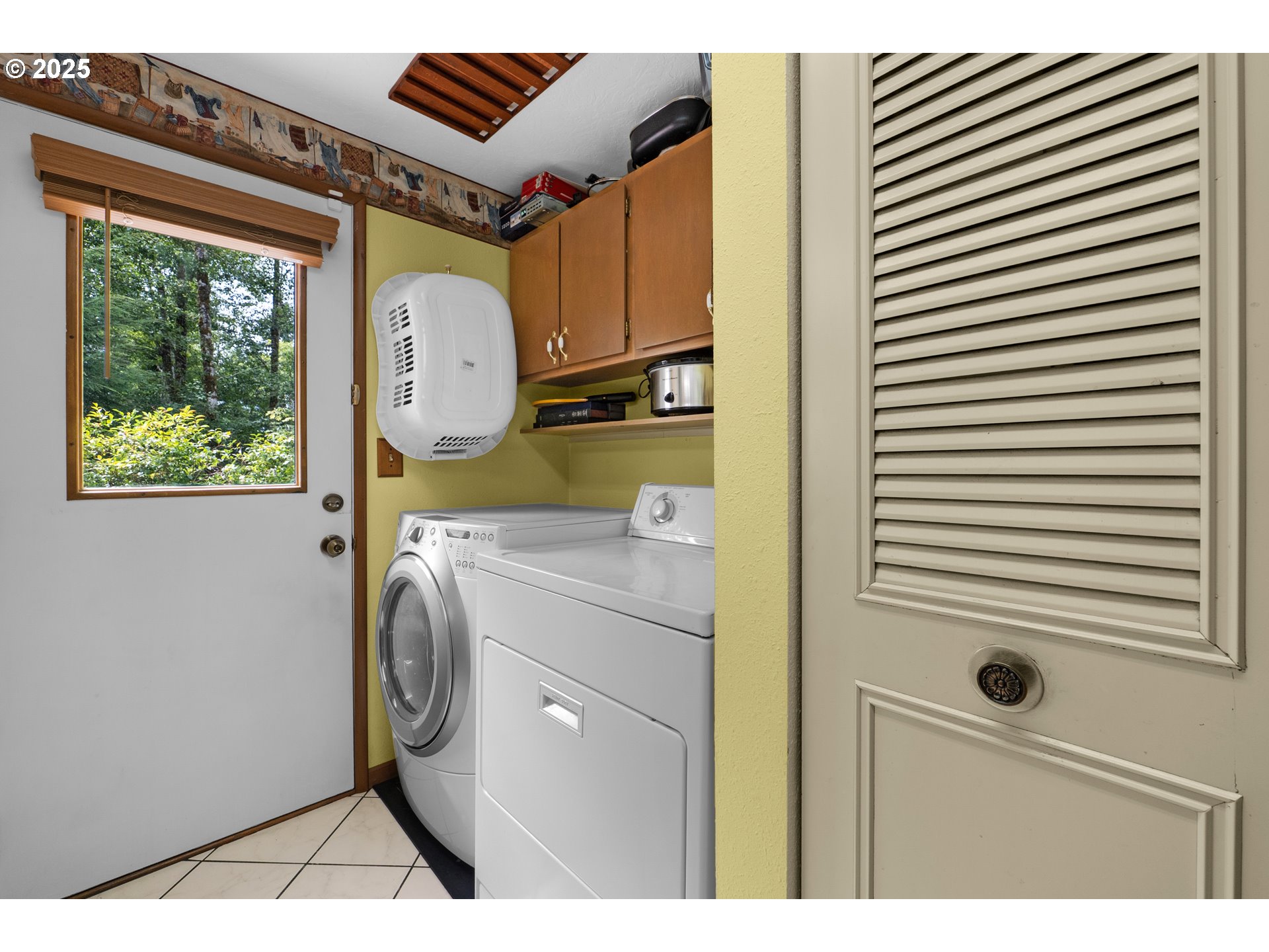 89869 Highway 202 Astoria, OR 97103 - Photo 13 of 30 a view of washer and dryer