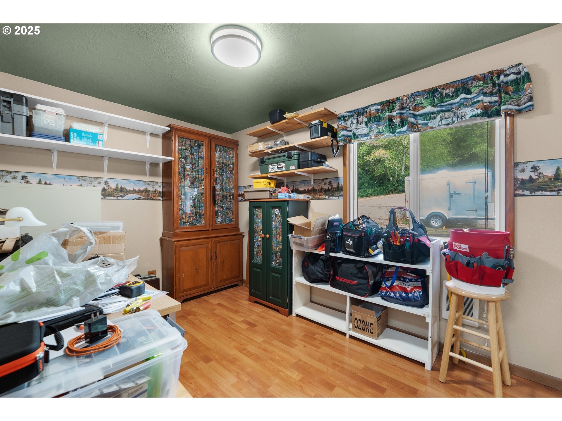 89869 Highway 202 Astoria, OR 97103 - Photo 14 of 30 a kitchen with a table and chairs
