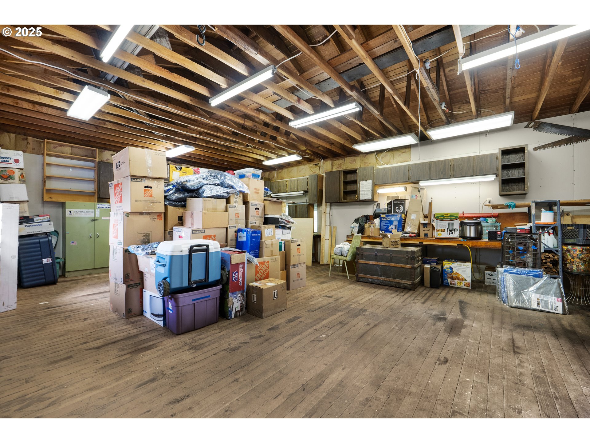 89869 Highway 202 Astoria, OR 97103 - Photo 26 of 30 a living room with lots of furniture and clutter