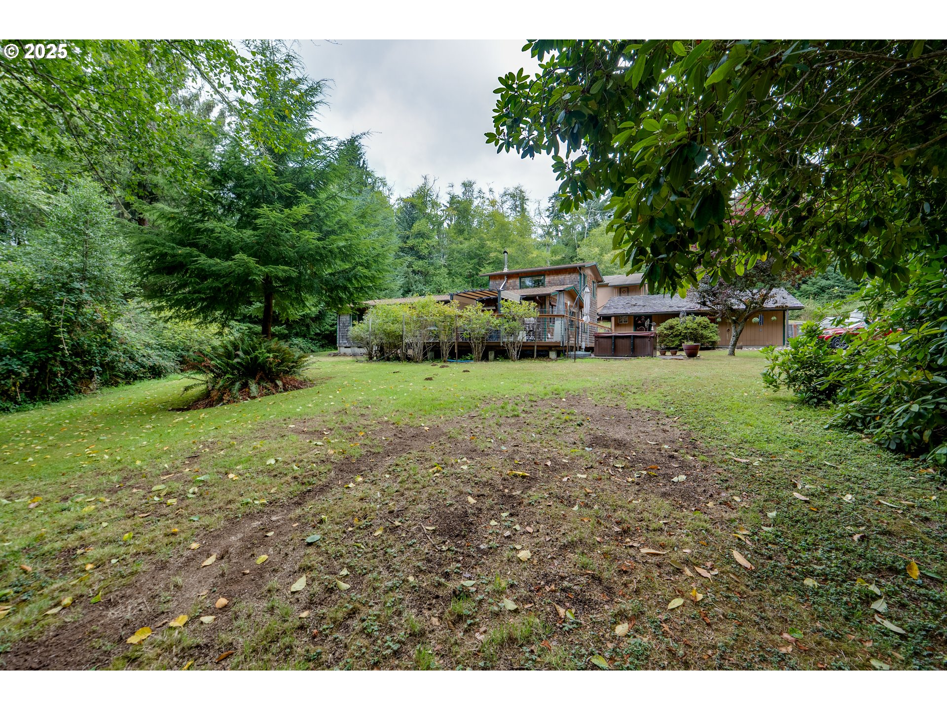 89869 Highway 202 Astoria, OR 97103 - Photo 28 of 30 a backyard of a house with yard and trampoline