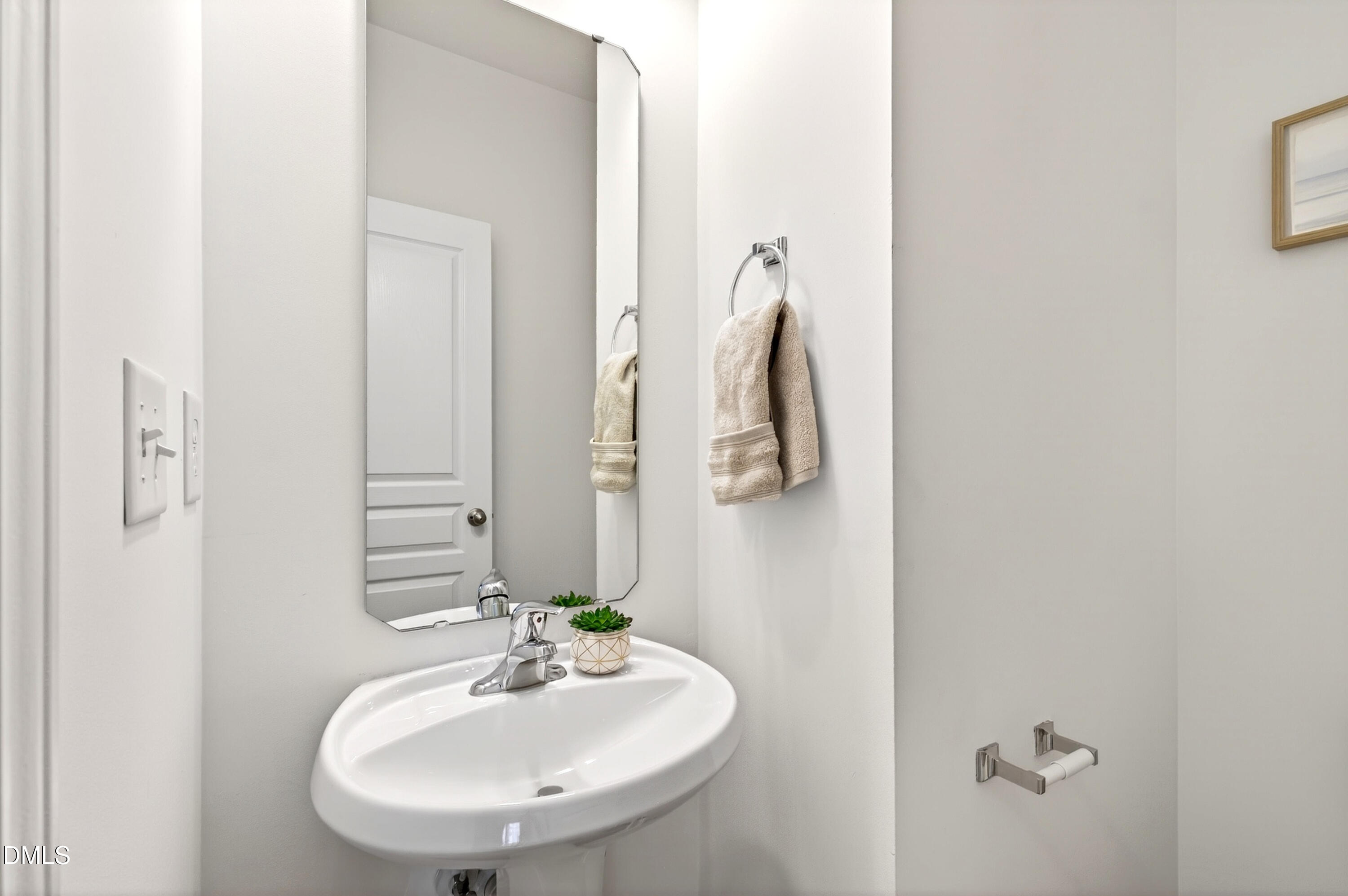 5415 Crescentview Parkway Raleigh, NC 27606 - Photo 30 of 64 a bathroom with a sink and a mirror