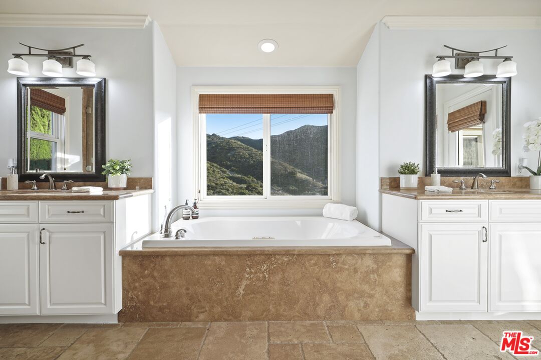 969 Crown Hill Drive Simi Valley, CA 93063 - Photo 29 of 62 a bath tub sitting next to a bathroom sink