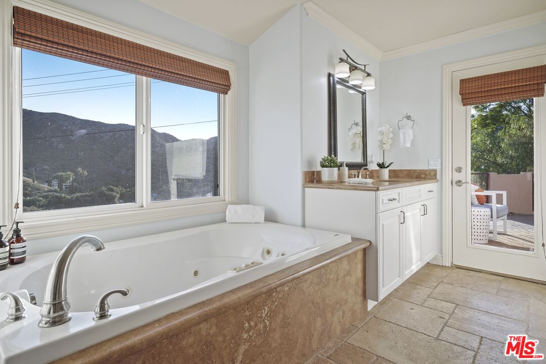 969 Crown Hill Drive Simi Valley, CA 93063 - Photo 30 of 62 a bathroom with a tub sink and mirror