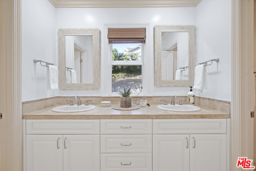 969 Crown Hill Drive Simi Valley, CA 93063 - Photo 34 of 62 a bathroom with double sink and a mirror