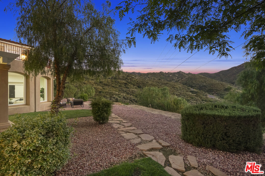 969 Crown Hill Drive Simi Valley, CA 93063 - Photo 4 of 62