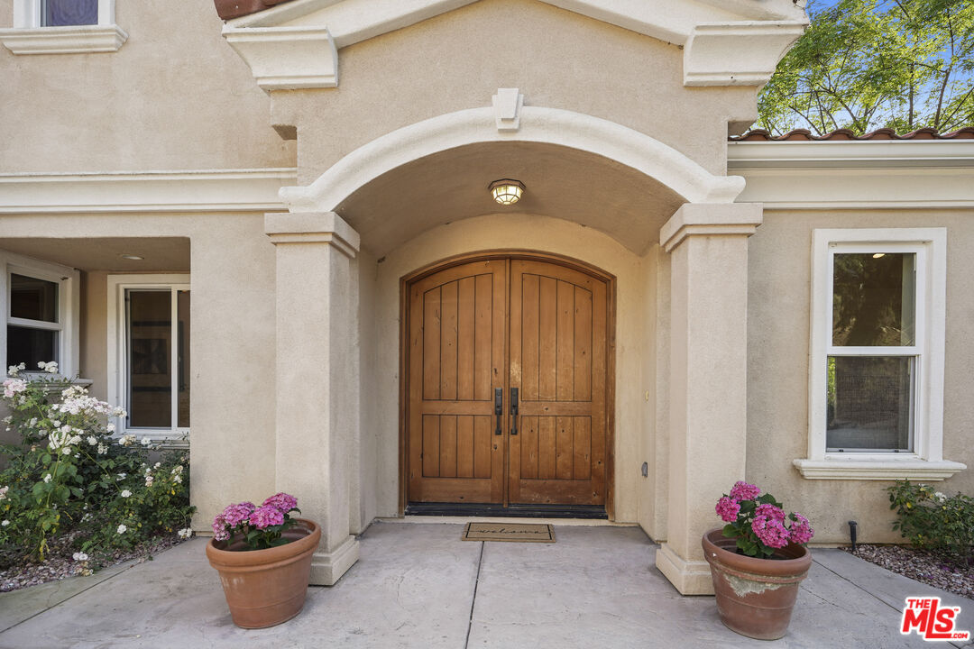 969 Crown Hill Drive Simi Valley, CA 93063 - Photo 7 of 62 a front view of a house