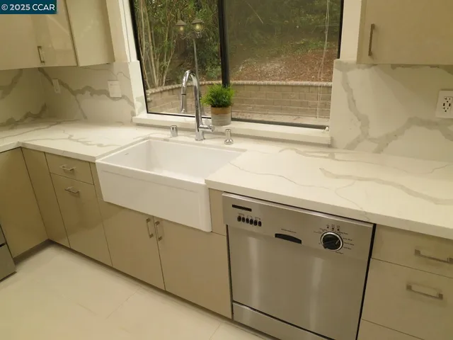 a close view of sink and tap