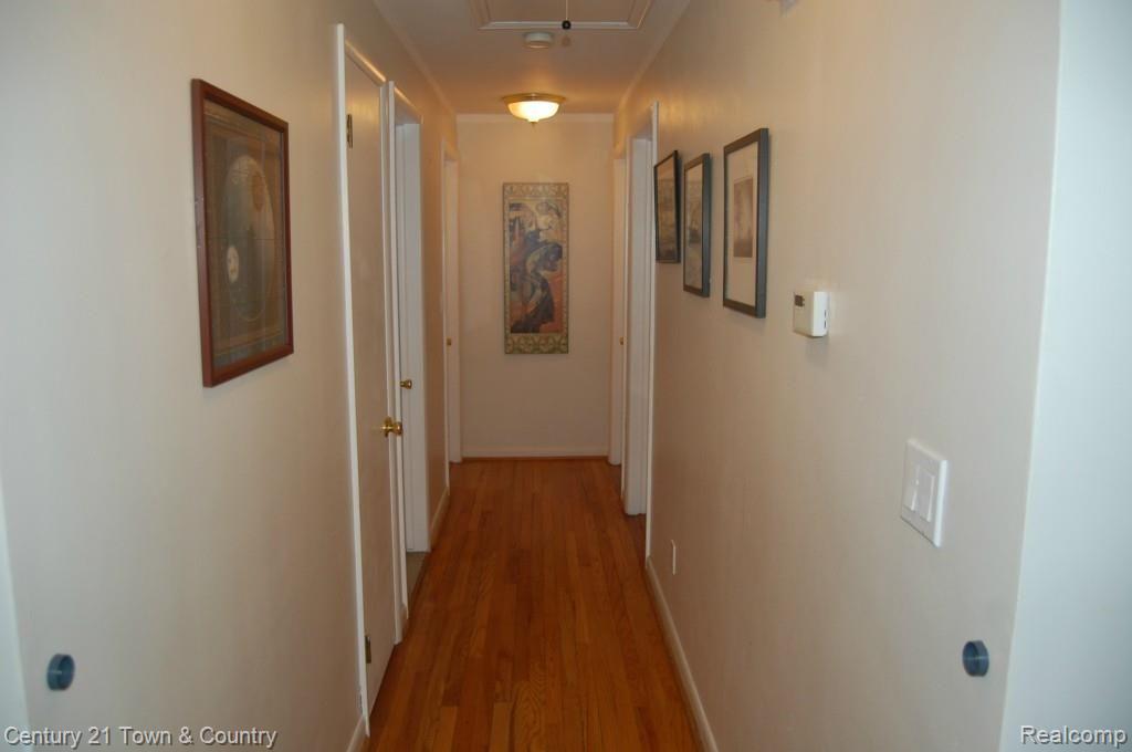 211 Arizona Avenue Rochester, MI 48309 - Photo 20 of 41 Hallway.jpg