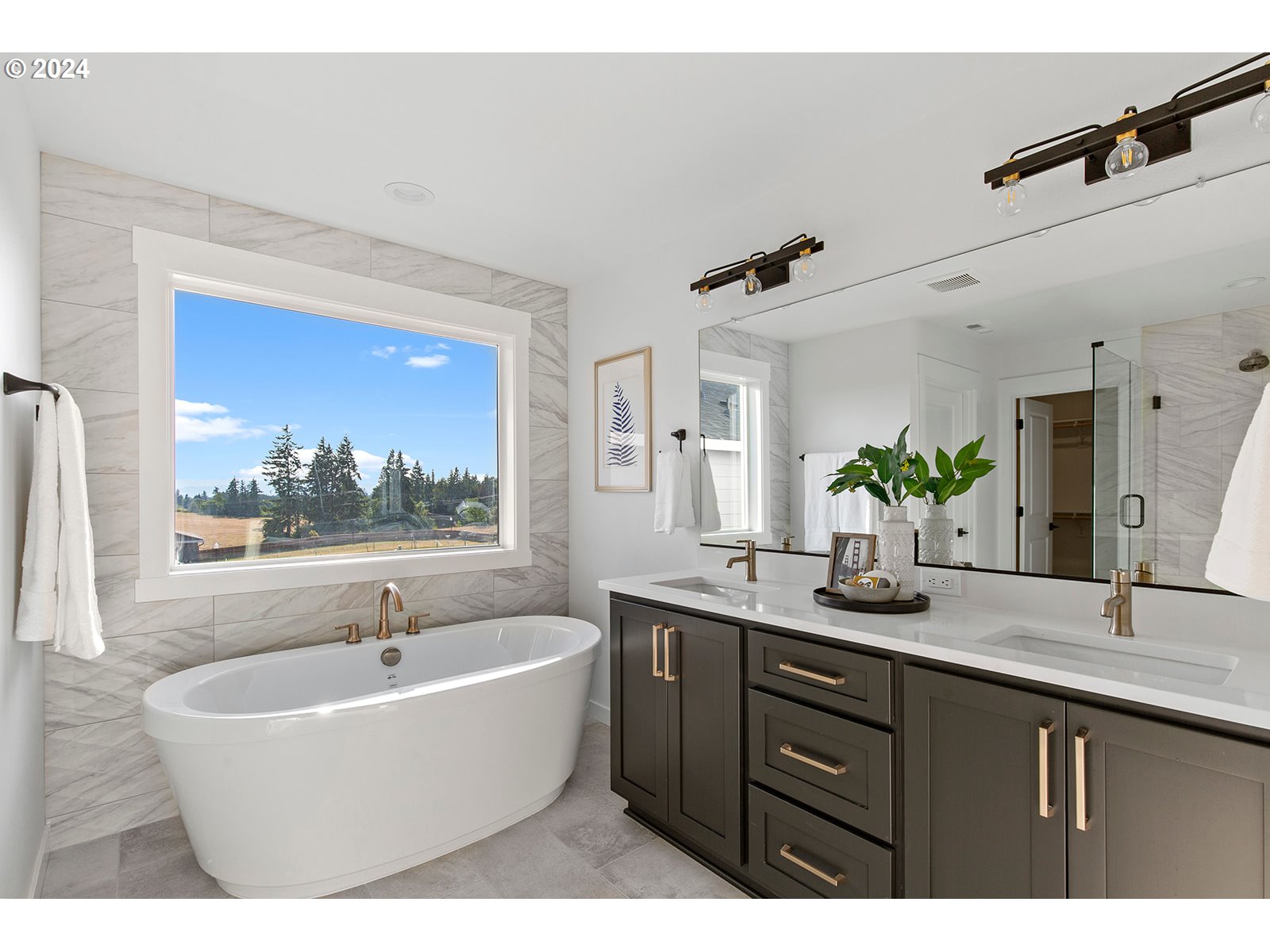 930 Northwest 178th Street Ridgefield, WA 98642 - Photo 43 of 47 a bathroom with a tub a sink and mirror