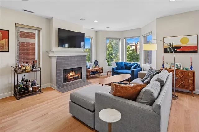 $539,000 | 1533 North Campbell Avenue, Unit 3, Chicago, IL 60622