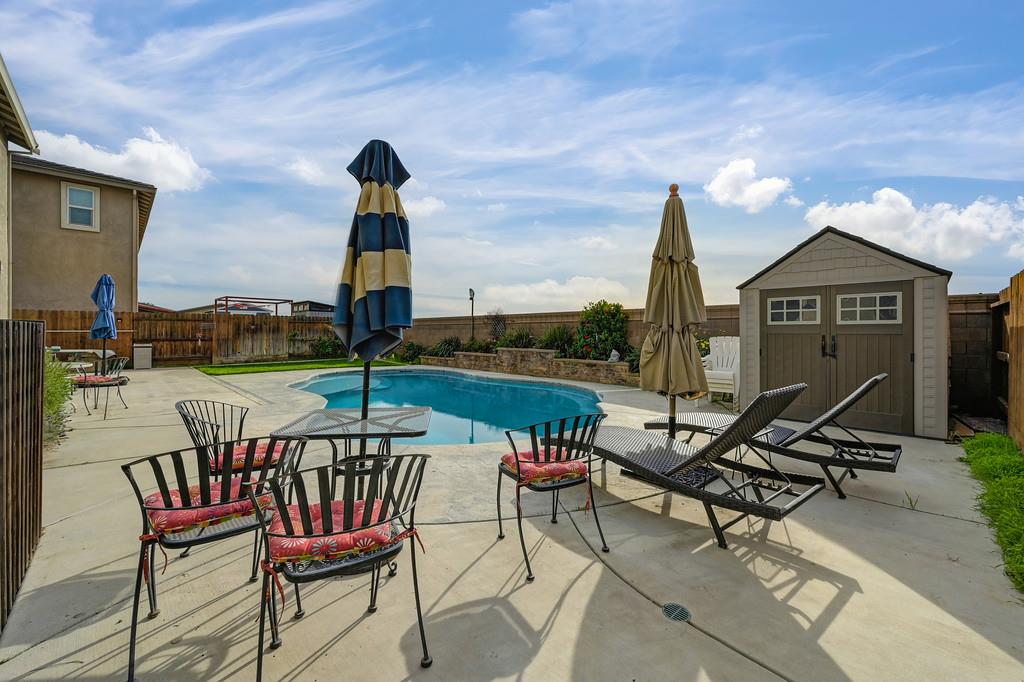 1004 Lavender Street Manteca, CA 95337 - Photo 33 of 35 a view of a chairs and table in patio