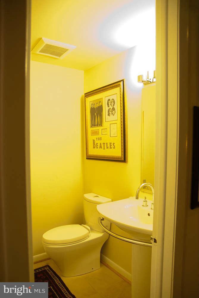 7324 Hooking Road McLean, VA 22101 - Photo 8 of 17 Bath