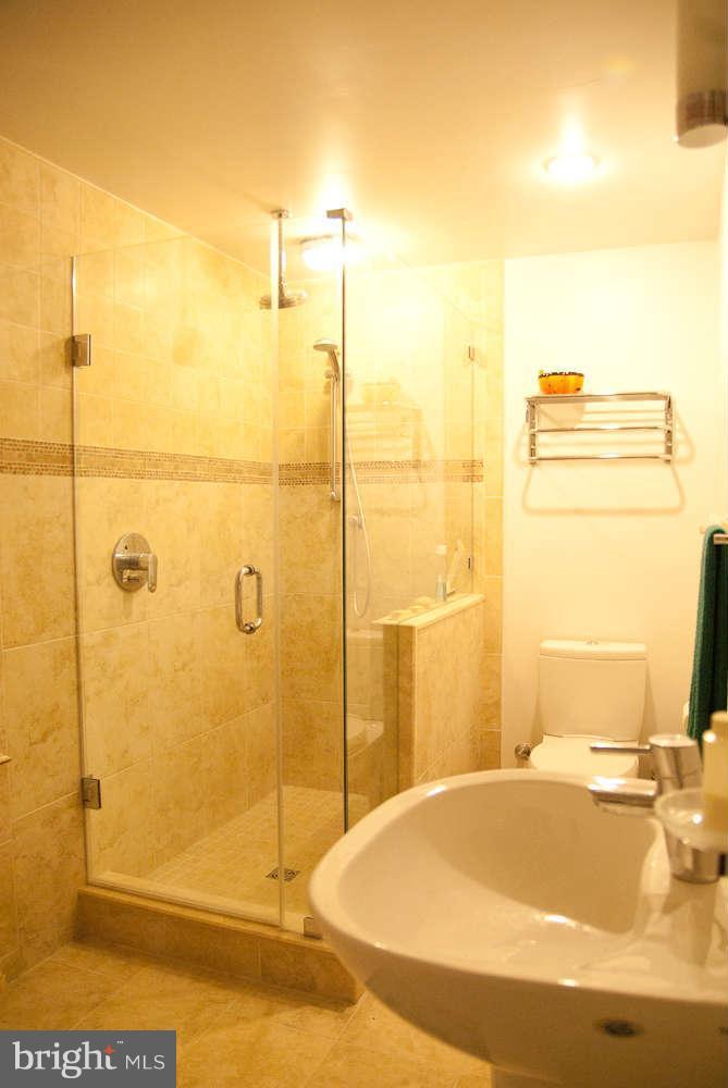 7324 Hooking Road McLean, VA 22101 - Photo 10 of 17 Bath