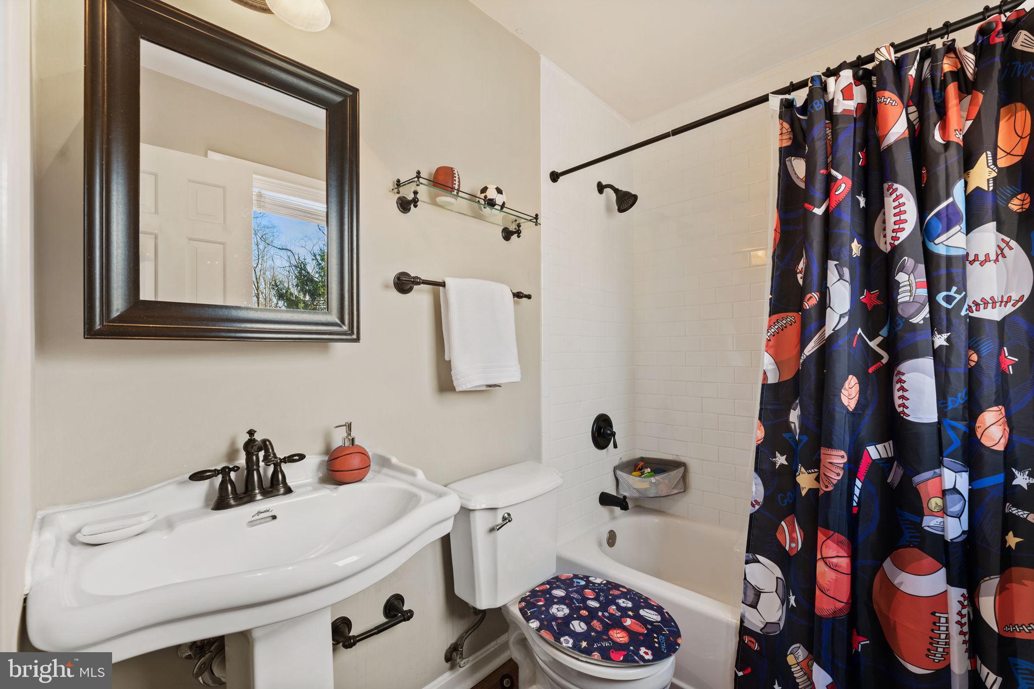 8044 Stillbrooke Road Manassas, VA 20112 - Photo 53 of 82 En-suite bath for bedroom 3