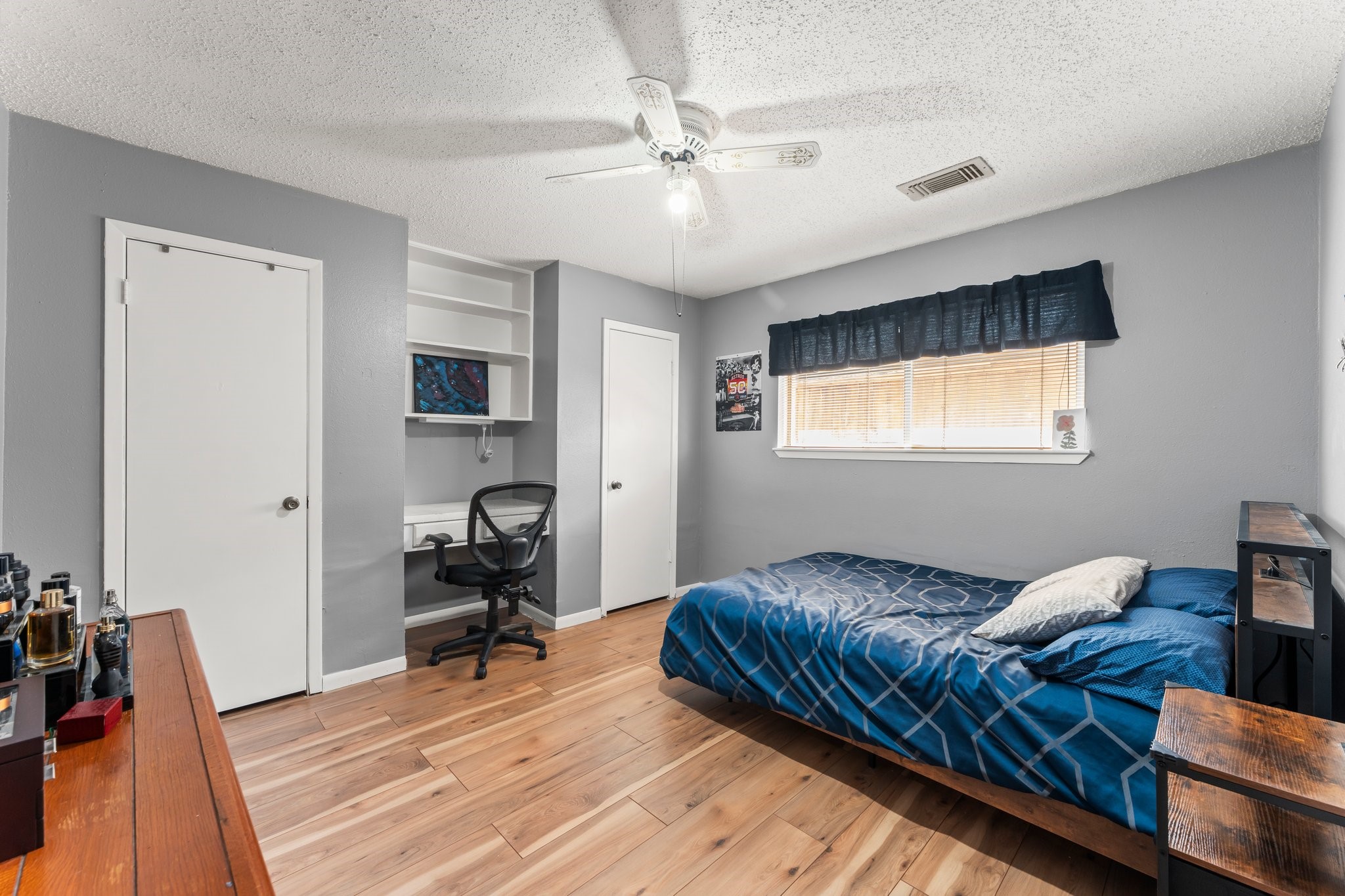 6103 Sunnygate Drive Spring, TX 77373 - Photo 16 of 25 a living room with furniture rug and a window