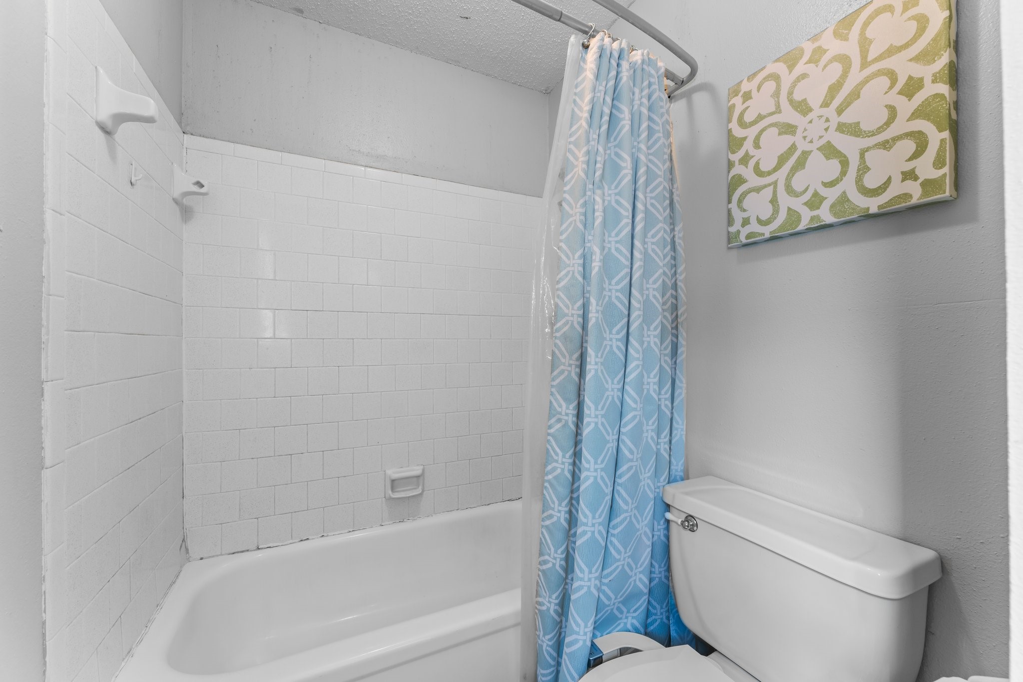 6103 Sunnygate Drive Spring, TX 77373 - Photo 19 of 25 a bathroom with a toilet and a bathtub