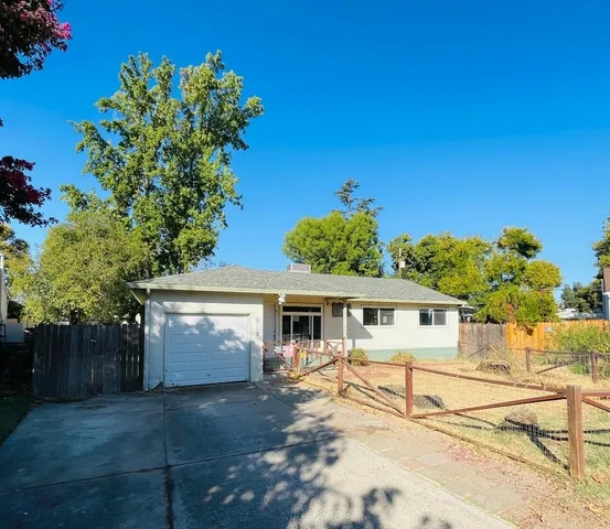 a view of a house with a backyard