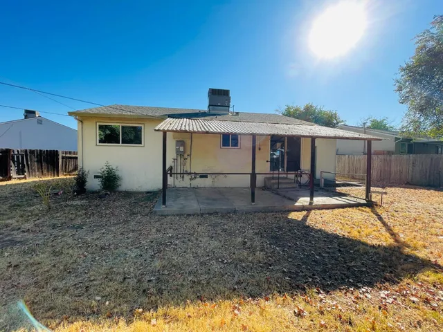 a view of a house with backyard