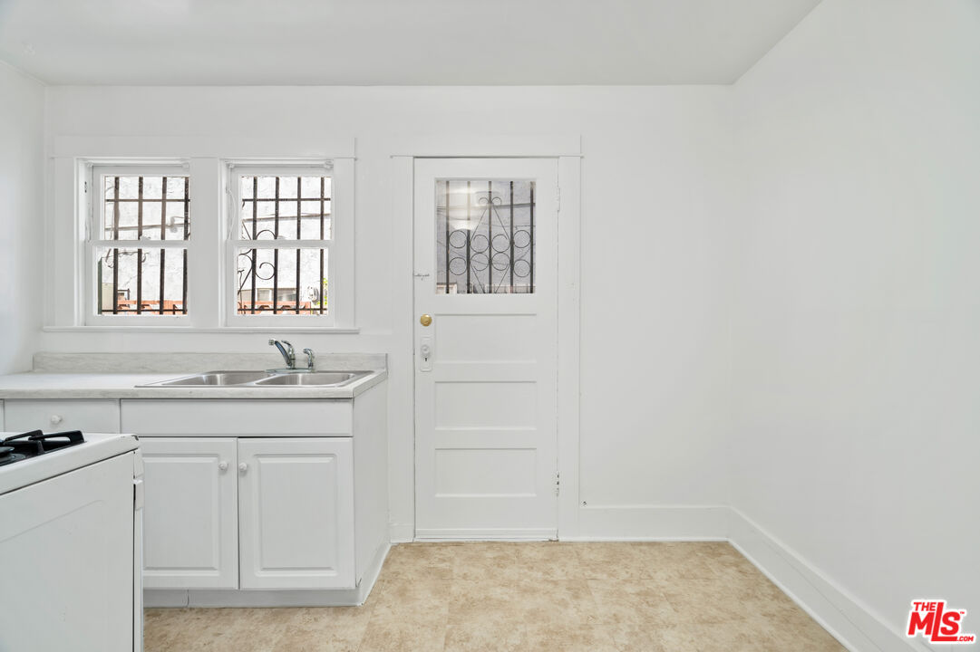 1747 9th Street Santa Monica, CA 90404 - Photo 14 of 24 a bathroom with a sink and a vanity