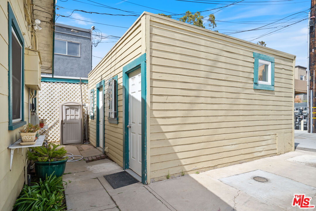 1747 9th Street Santa Monica, CA 90404 - Photo 20 of 24 a view of a back yard of the house