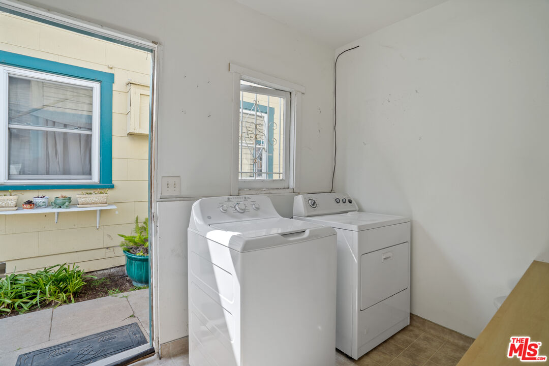1747 9th Street Santa Monica, CA 90404 - Photo 21 of 24 a utility room with dryer and washer