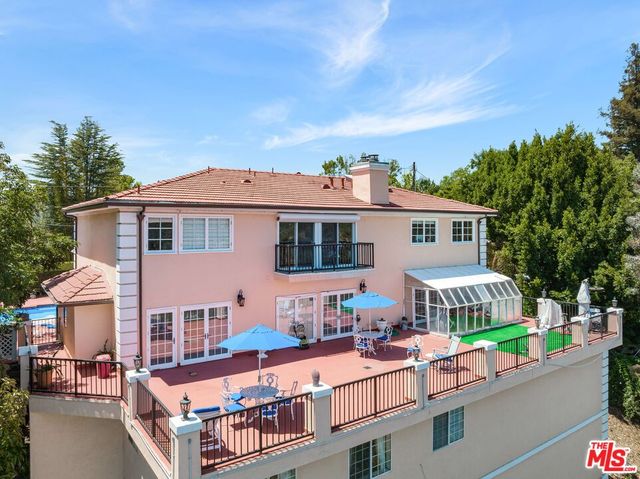 a view of house with a yard