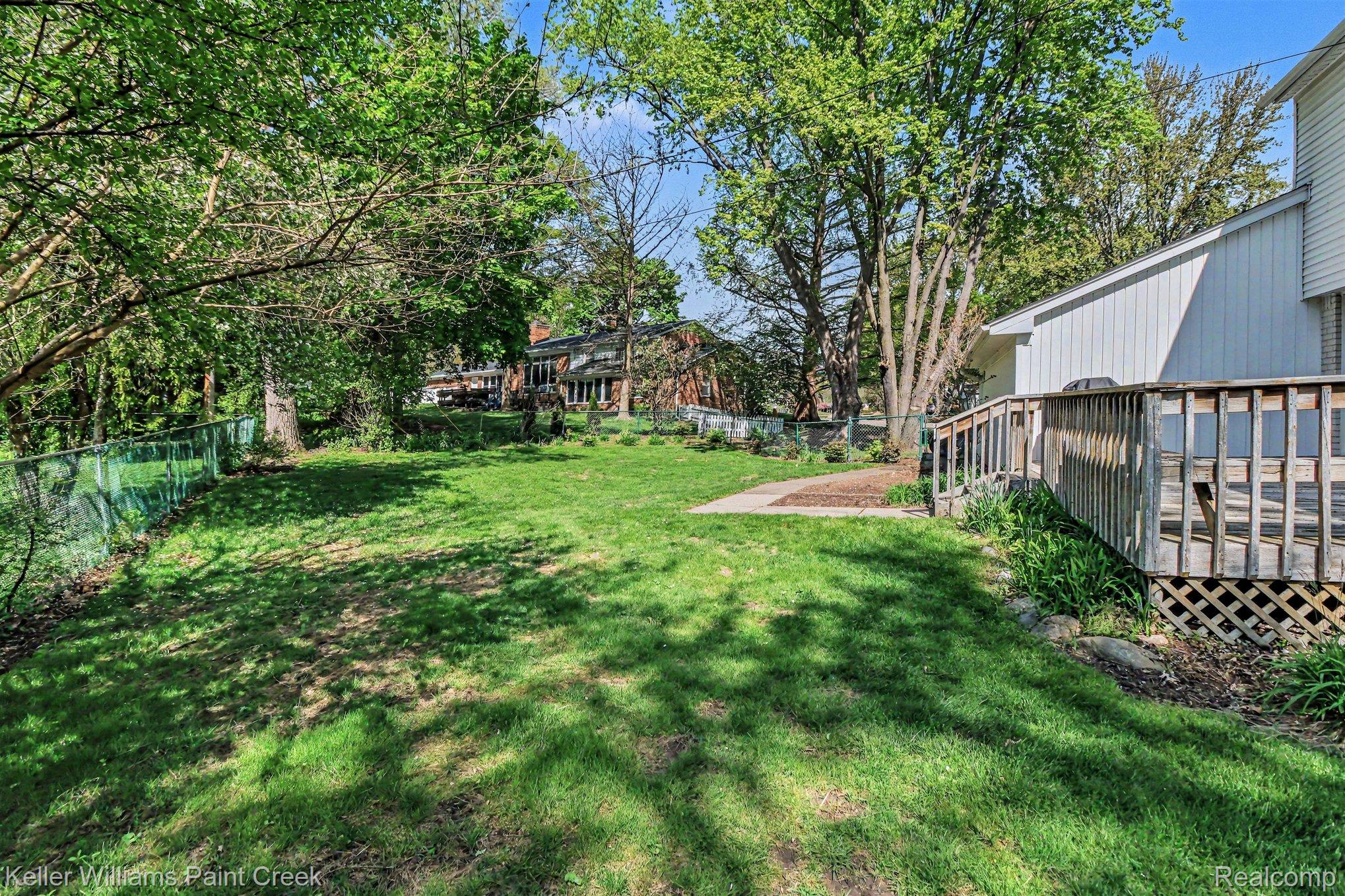 914 Croydon Road Rochester, MI 48309 - Photo 20 of 24 Meticulously maintained landscaping offers mature greenery and perennials.