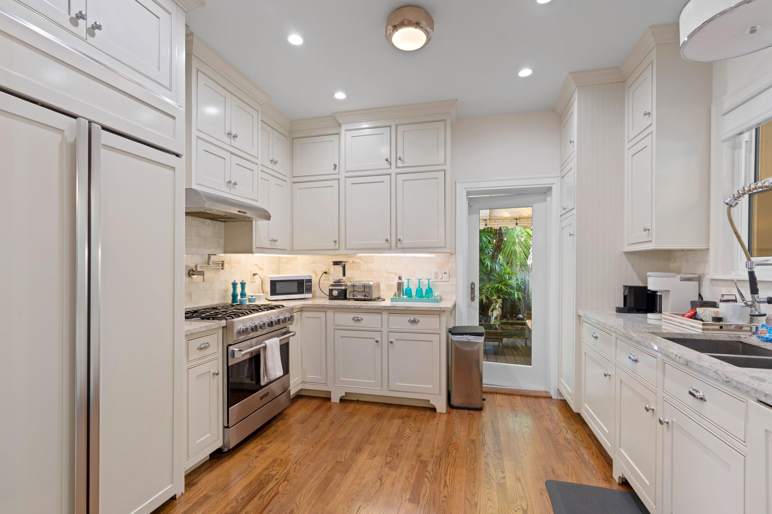 733 Sunset Road West Palm Beach, FL 33401 - Photo 11 of 32 Kitchen