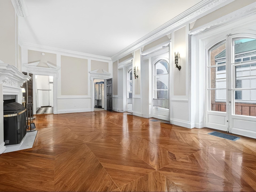93 Beacon Street, Unit 5 Boston, MA 02108 - Photo 3 of 10 a view of a livingroom with a kitchen