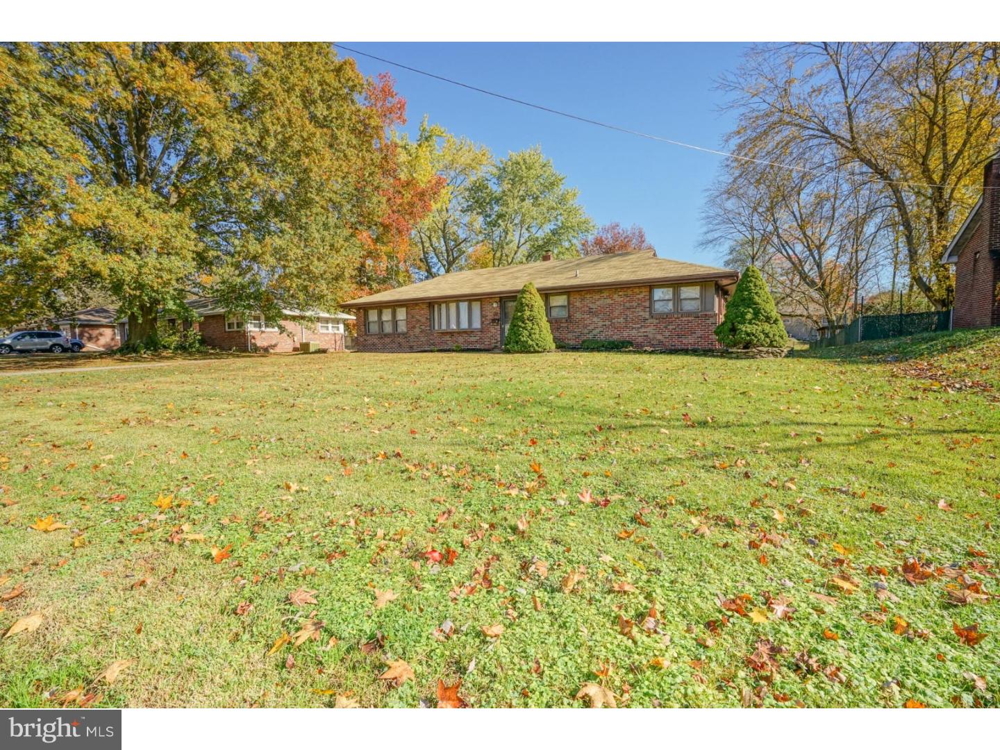 31 Laurel Road Clementon, NJ 08021 - Photo 2 of 25 Front Yard