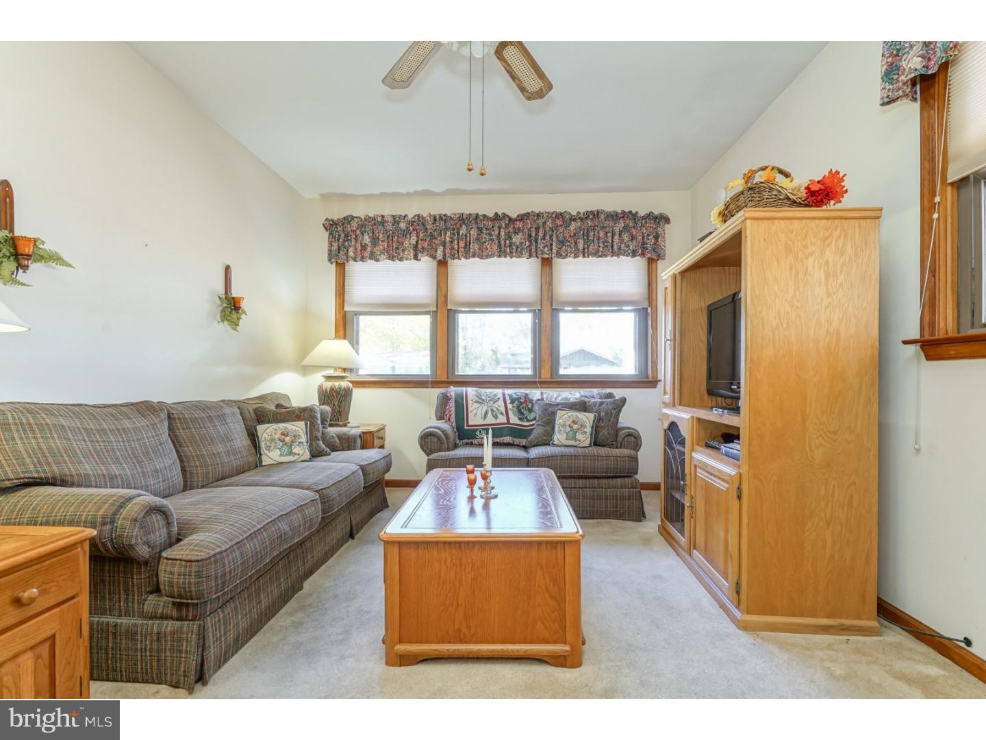 31 Laurel Road Clementon, NJ 08021 - Photo 11 of 25 Family Room