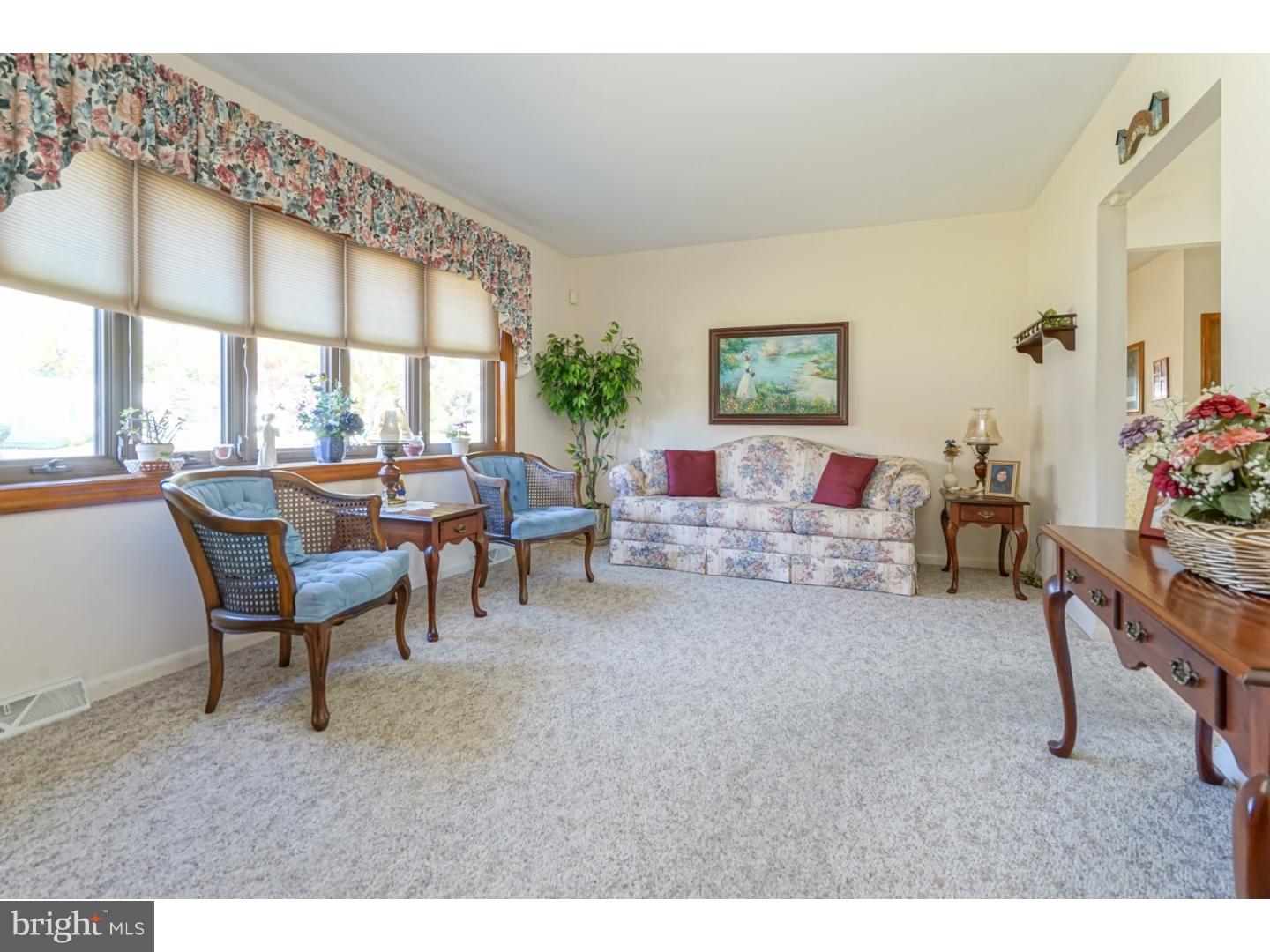 31 Laurel Road Clementon, NJ 08021 - Photo 3 of 25 Living Room