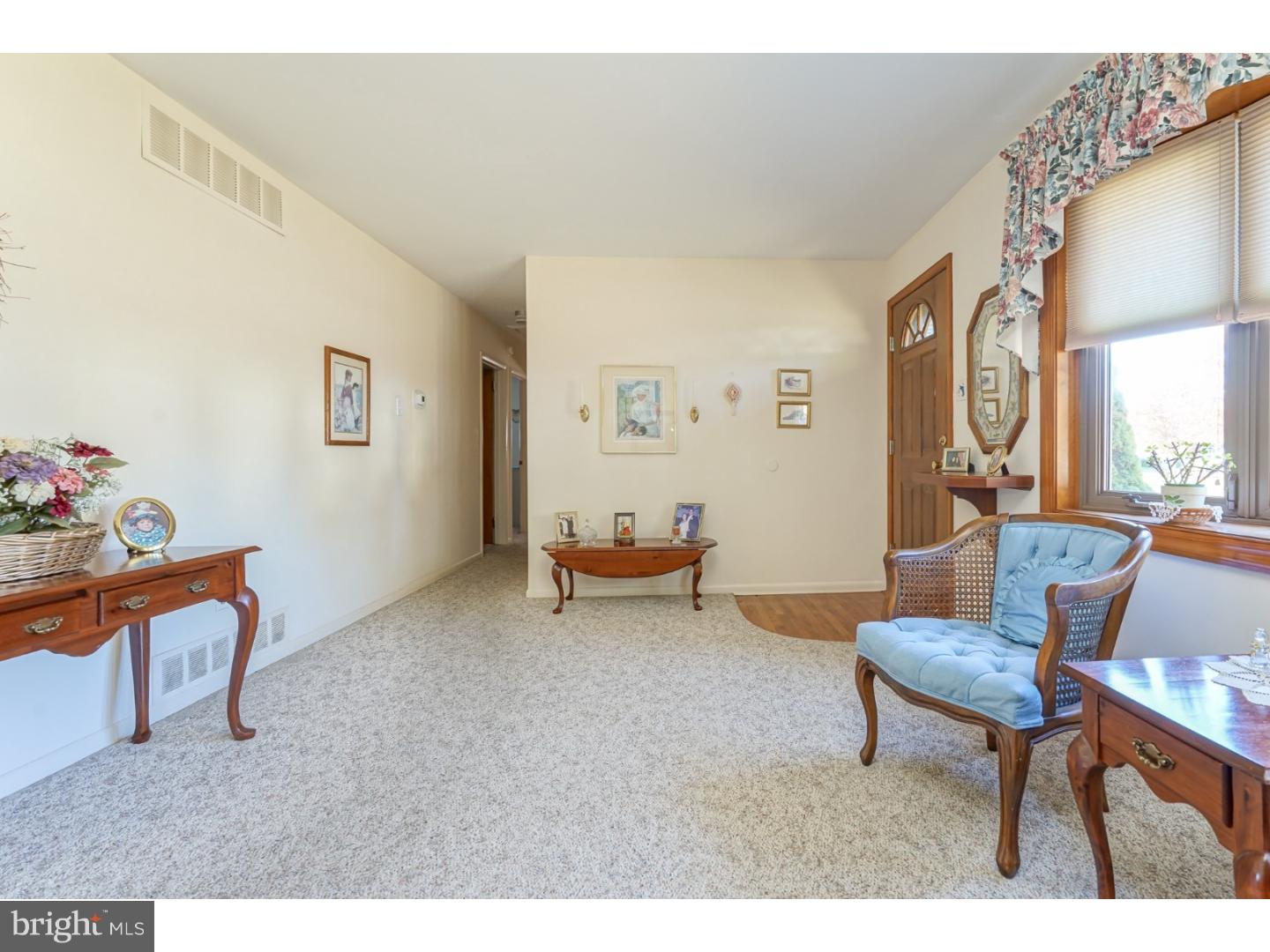 31 Laurel Road Clementon, NJ 08021 - Photo 4 of 25 Living Room