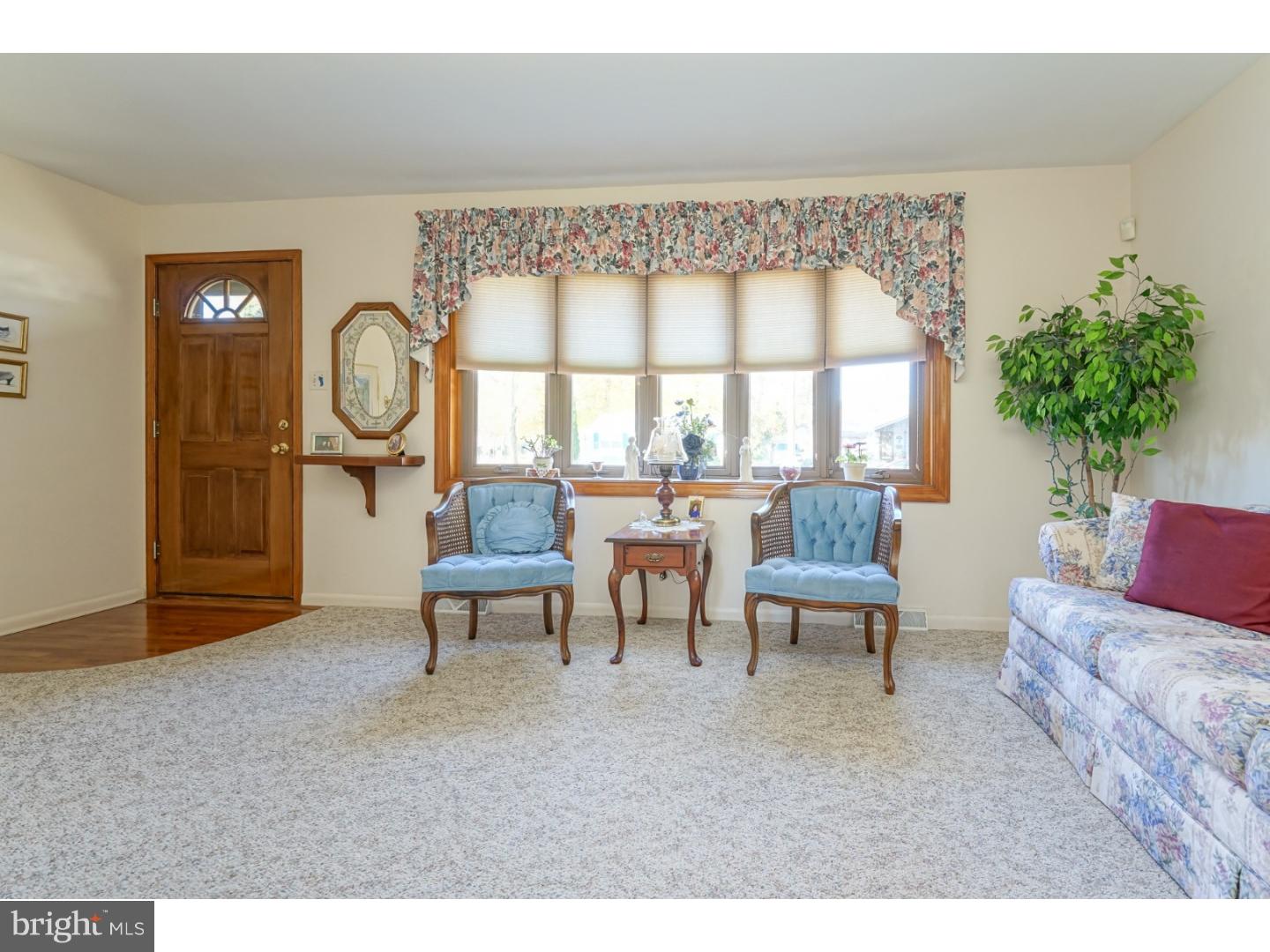 31 Laurel Road Clementon, NJ 08021 - Photo 5 of 25 Living Room