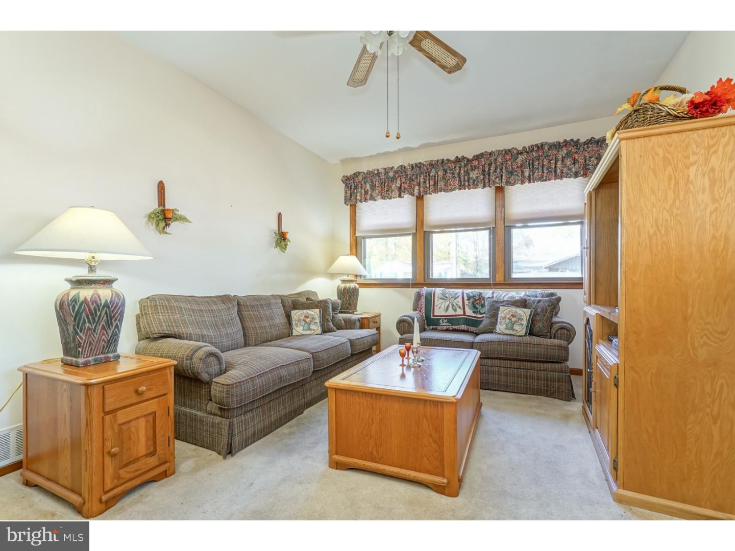 31 Laurel Road Clementon, NJ 08021 - Photo 10 of 25 Family Room