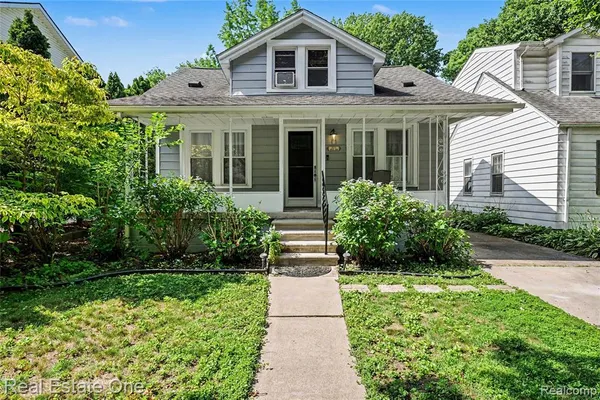 $219,900 | 2073 Roslyn Road, Grosse Pointe Woods, MI 48236