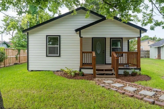 $1,700 | 130 East Bernard Street, Clute, TX 77531