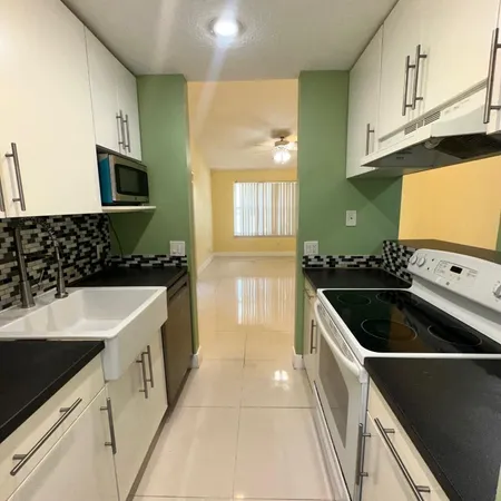 $2,000 | 2307 North Congress Avenue, Unit 27, Boynton Beach, FL 33426