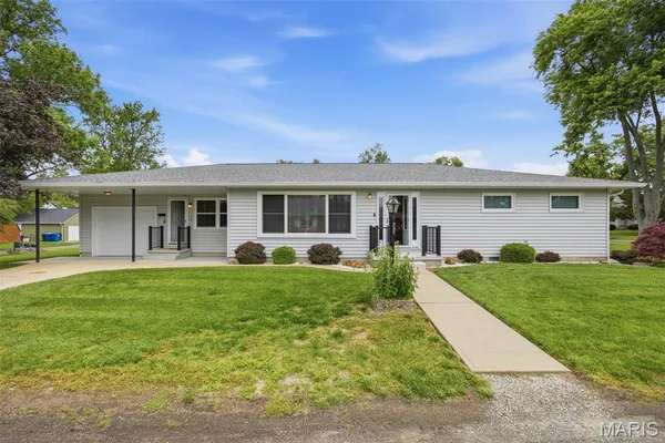 $219,000 | 1920 Cypress Street, Highland, IL 62249