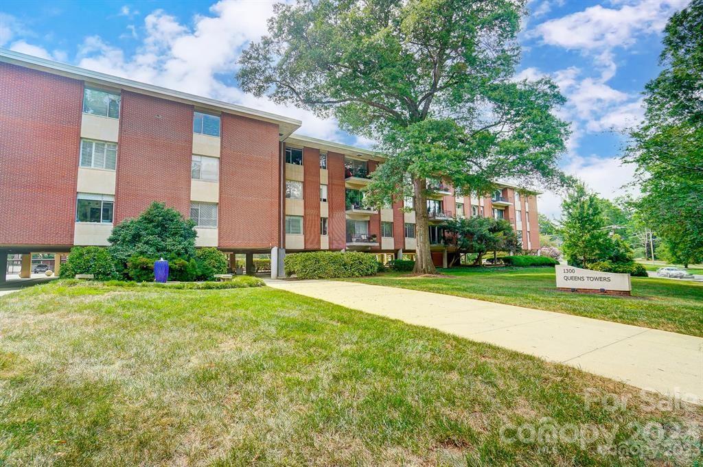 1300 Queens Road, Unit 208 Charlotte, NC 28207 - Photo 34 of 34 a front view of house with yard and green space