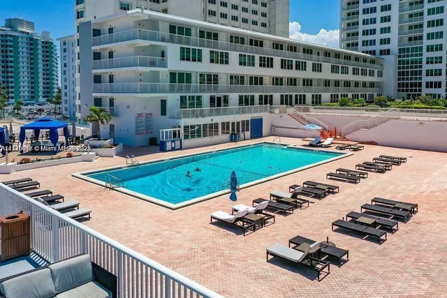 $6,200 | 5401 Collins Avenue, Unit 919, Miami Beach, FL 33140