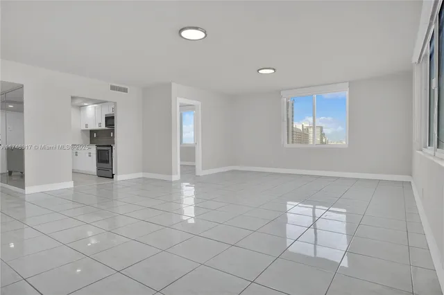 $6,200 | 5401 Collins Avenue, Unit 919, Miami Beach, FL 33140