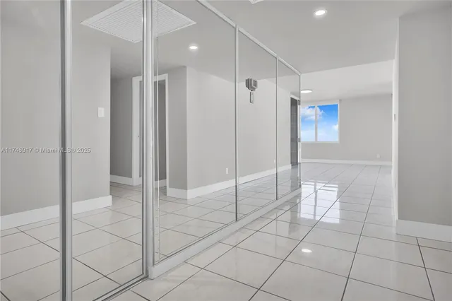 $6,200 | 5401 Collins Avenue, Unit 919, Miami Beach, FL 33140