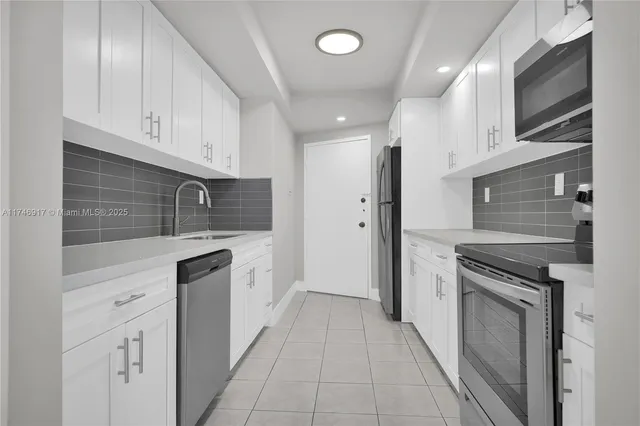 $6,200 | 5401 Collins Avenue, Unit 919, Miami Beach, FL 33140