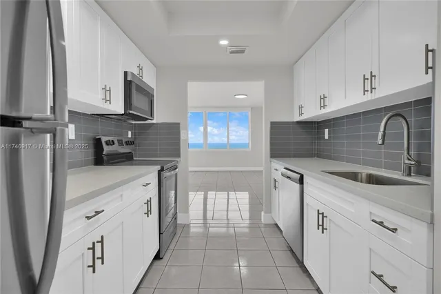 $6,200 | 5401 Collins Avenue, Unit 919, Miami Beach, FL 33140