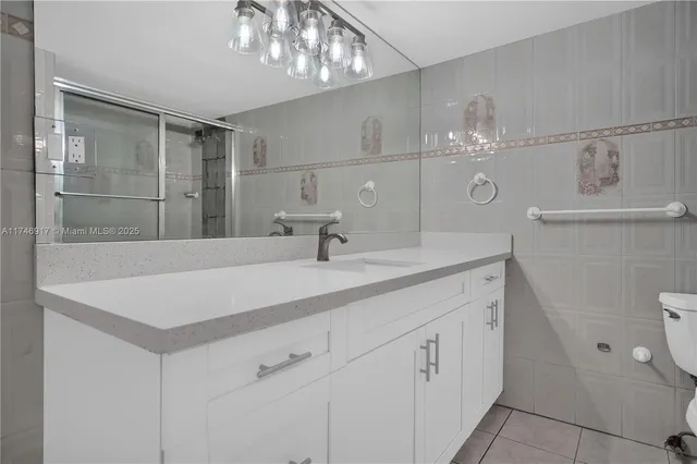 $6,200 | 5401 Collins Avenue, Unit 919, Miami Beach, FL 33140