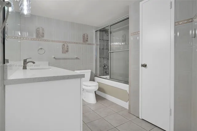 $6,200 | 5401 Collins Avenue, Unit 919, Miami Beach, FL 33140