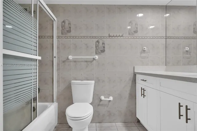 $6,200 | 5401 Collins Avenue, Unit 919, Miami Beach, FL 33140