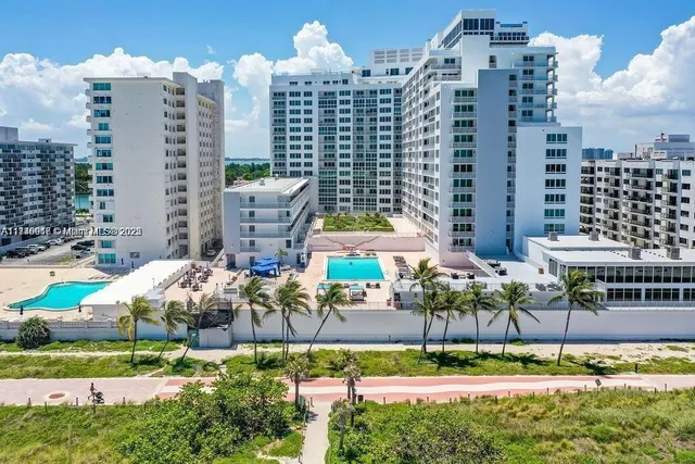 $6,200 | 5401 Collins Avenue, Unit 919, Miami Beach, FL 33140